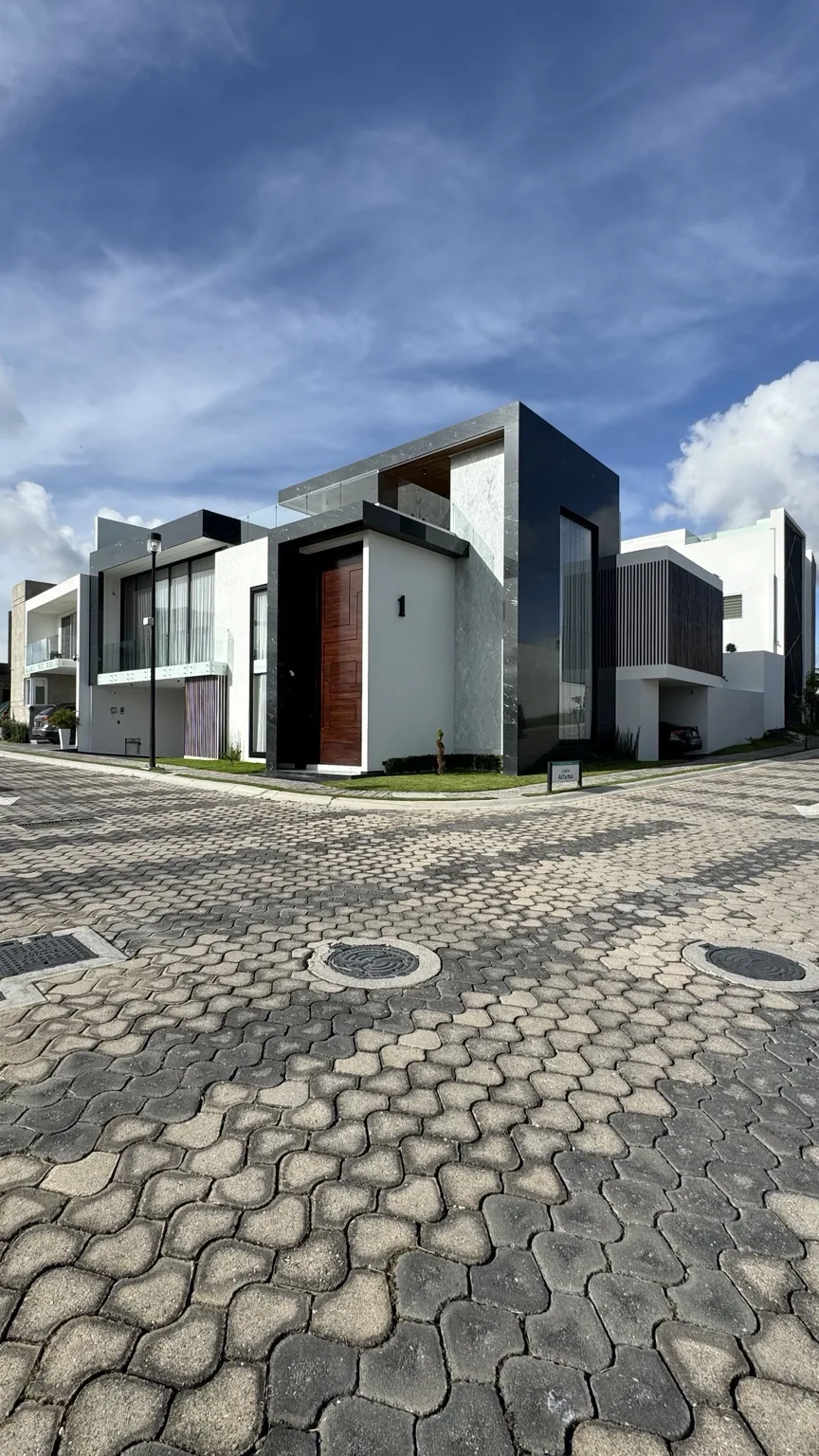 Fachada contemporánea de residencia en esquina
