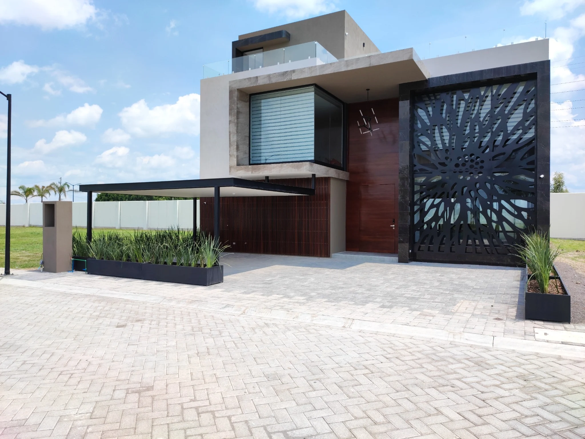 Fachada residencial contemporánea con celosía negra y detalles en madera